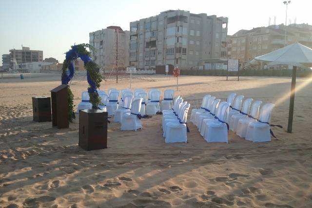 Ceremonia playa con lazo azul