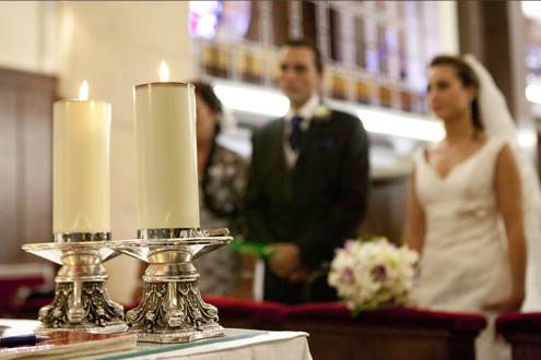 Frente al altar