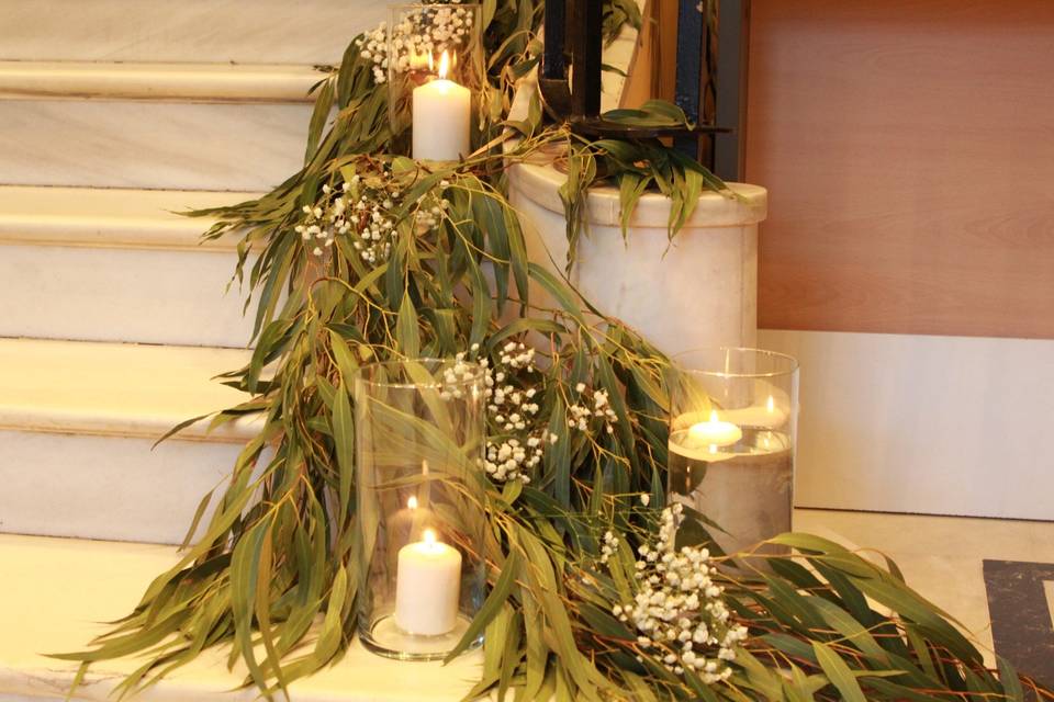 Escalera con velas y eucalipto