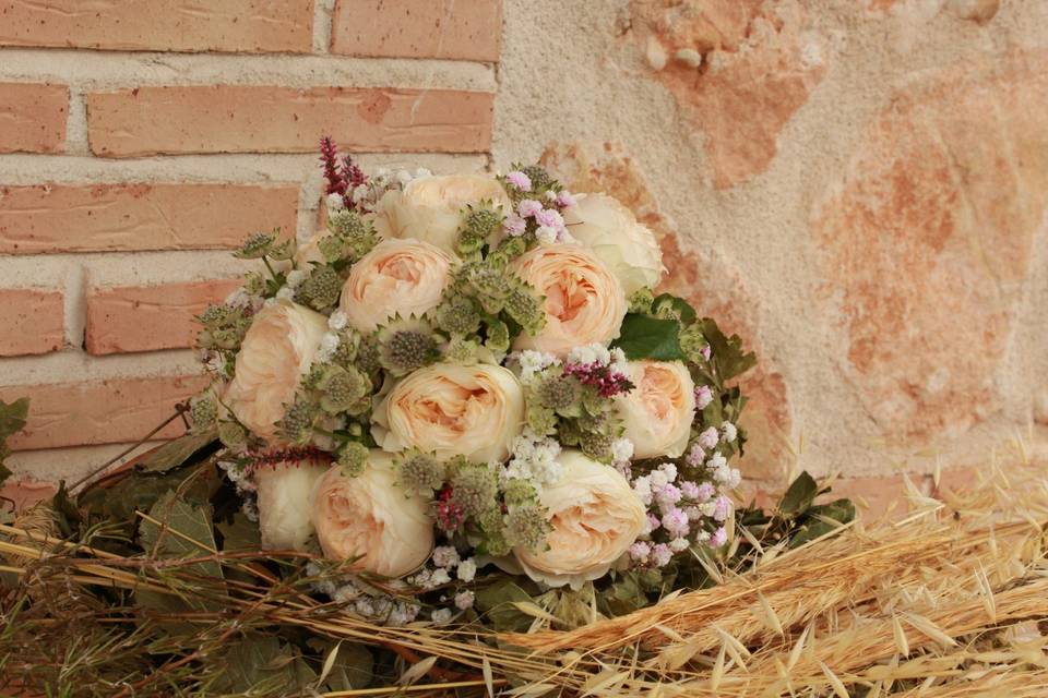 Ramo de novia de rosas de jardín