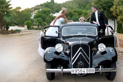 Los novios en su coche