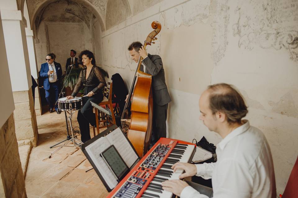 Claustro, música de bienvenida