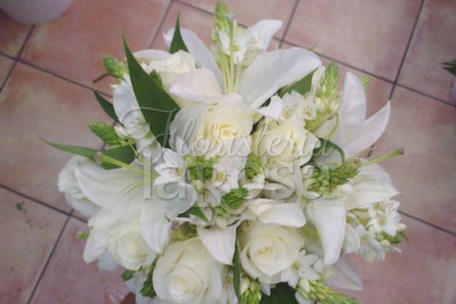 Ramo de rosas blancas, lilium