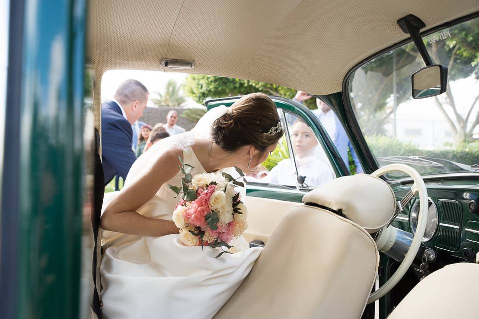 Novia entrando en el coche