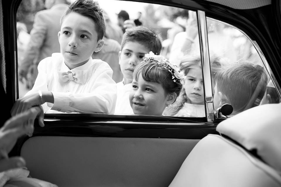 Niños mirando a los novios