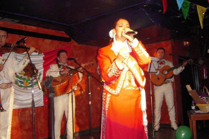 Georgina Rubio y su grupo de mariachis