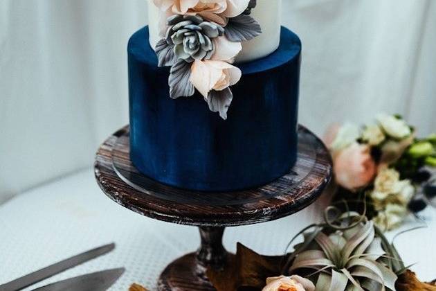 Pastel de bodas y cake topper