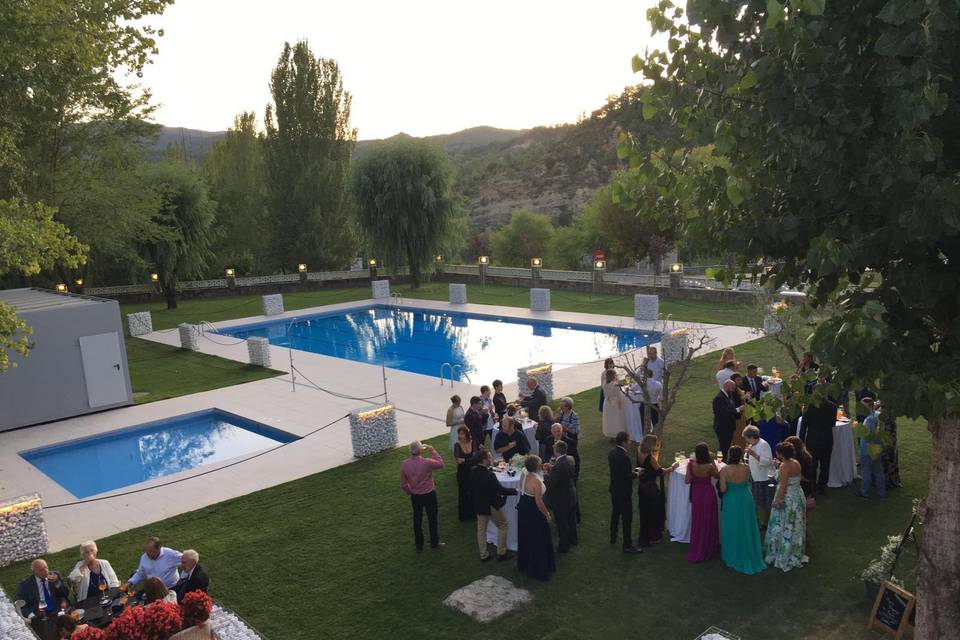 Aperitivo en la piscina