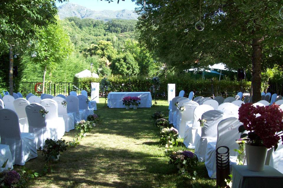 Montaje de ceremonia en el jardín