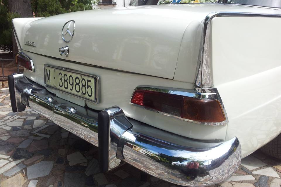 Mercedes 190 colas 1957