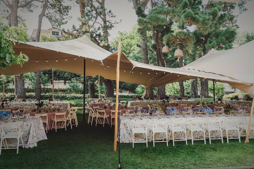 Mesas en el jardín