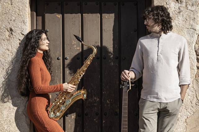 96. Saxofón y Bajo
