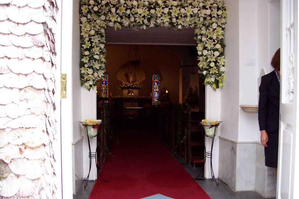 Decoración a la entrada de la capilla