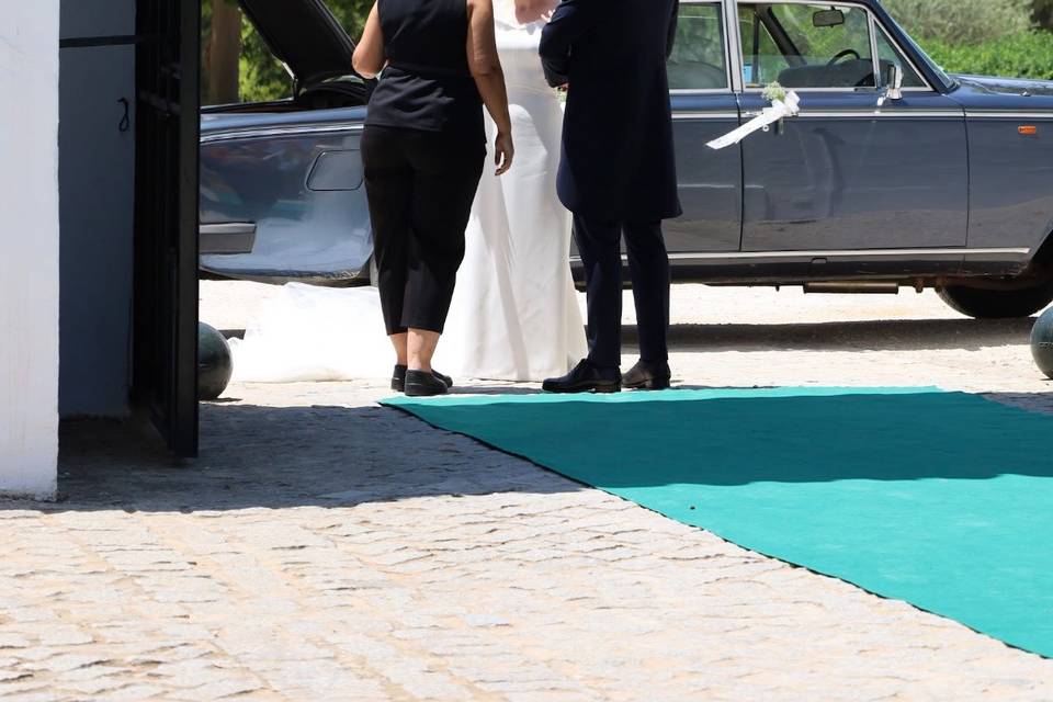 Maria recibiendo a los novios