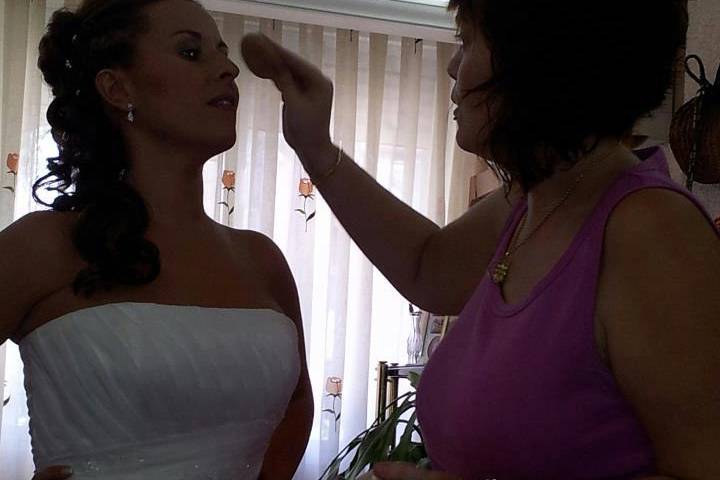 Maquillando a la novia