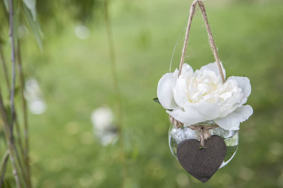 Detalle de ceremonia en el jardín