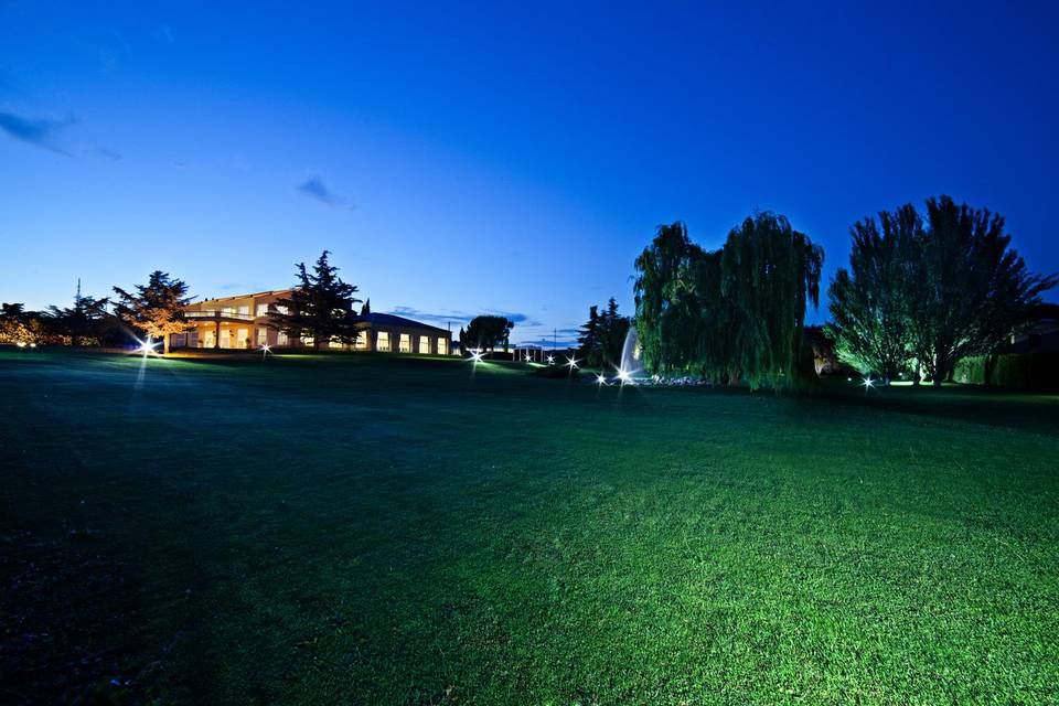 Jardines de la finca de noche