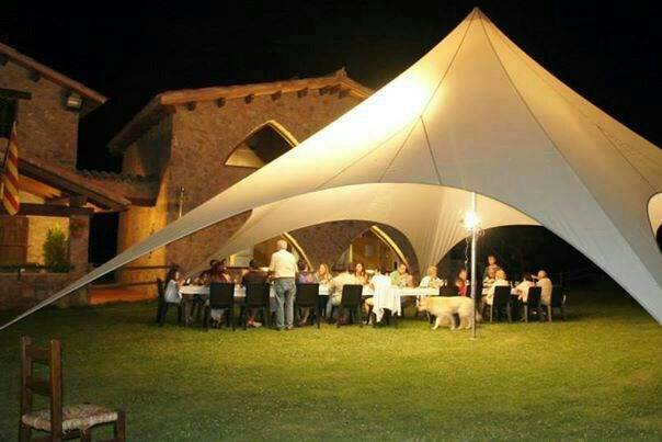 Carpa delante de la masía