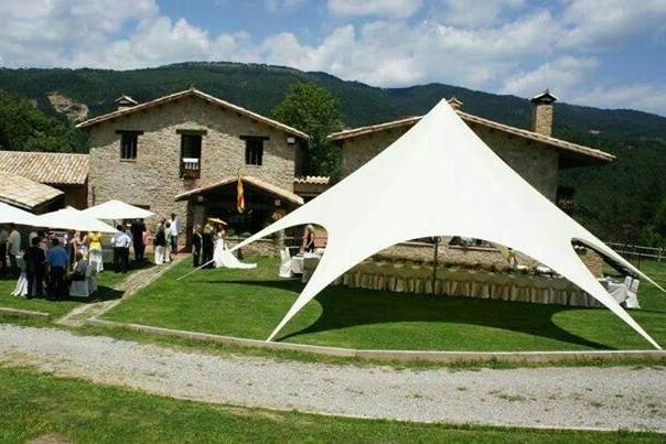 Carpa con mesa preparada