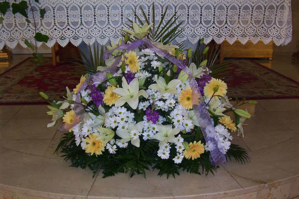 Centro de flores en el altar juvenil