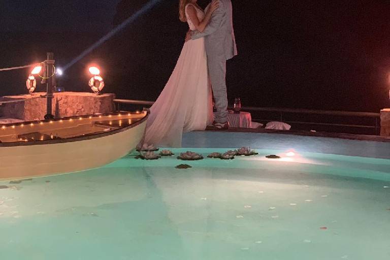 Novios en la piscina