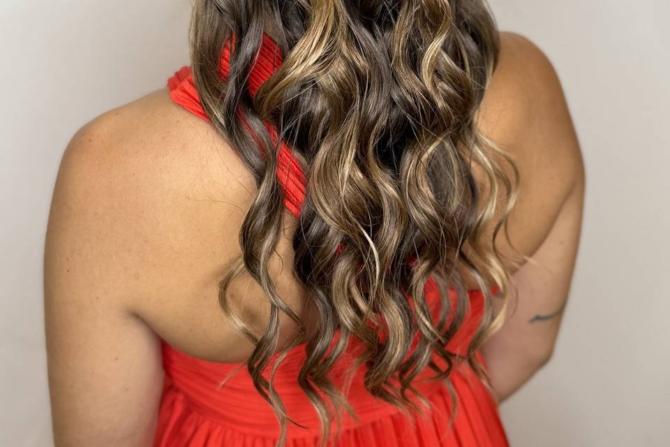 Invitada medio con ondas