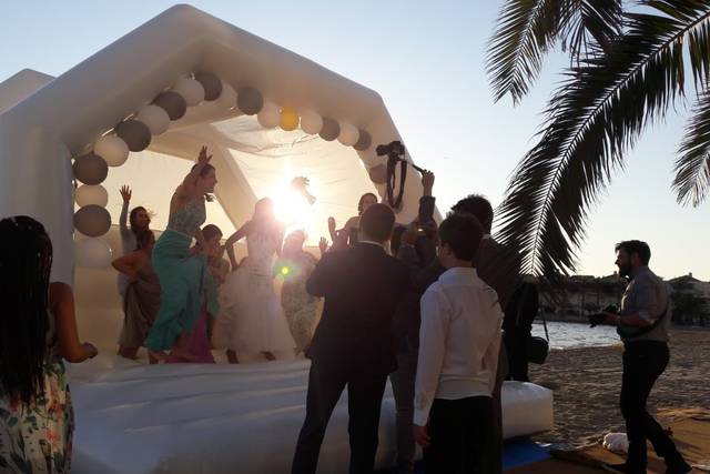 Hinchable blanco con invitados