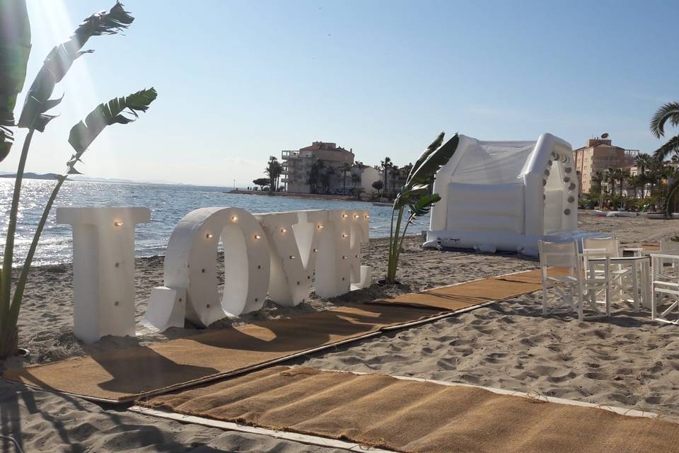 Hinchable de boda en la playa