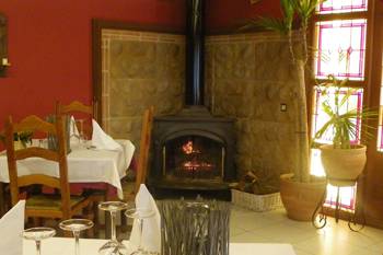 Comedor con chimenea