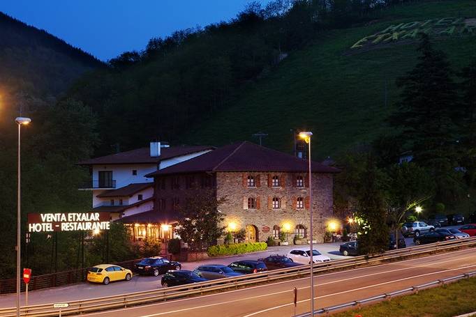 El hotel de noche