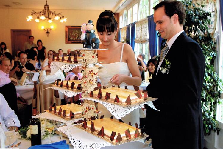 Cortando el pastel de boda