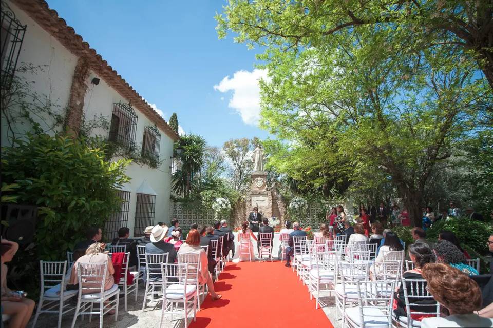 Ceremonia frente a escultura