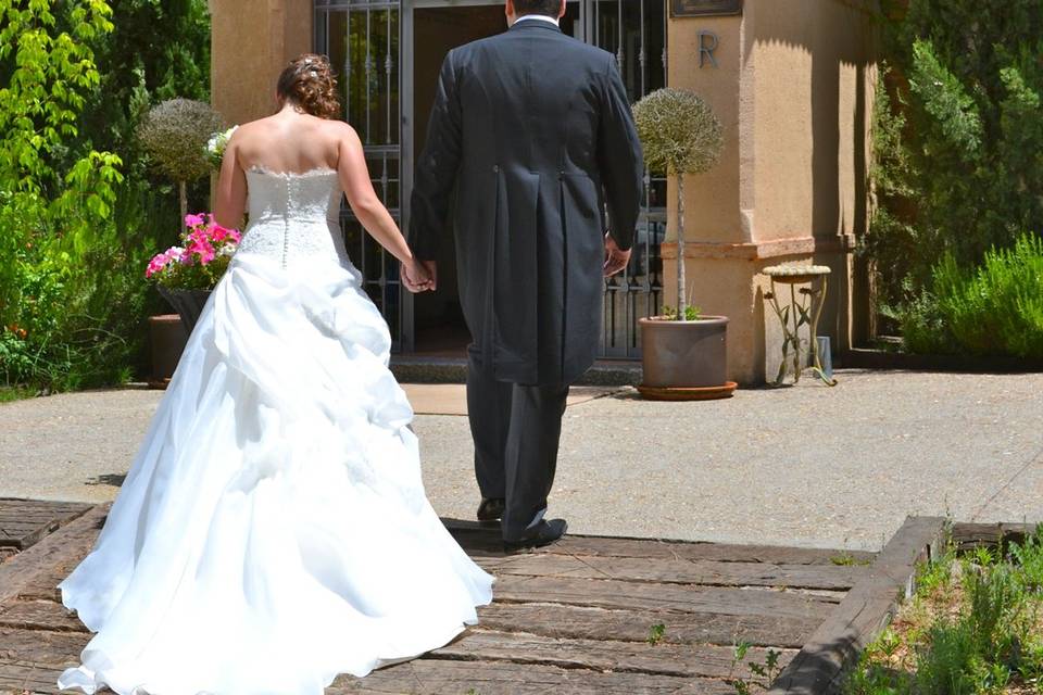 Novios entrando en la posada