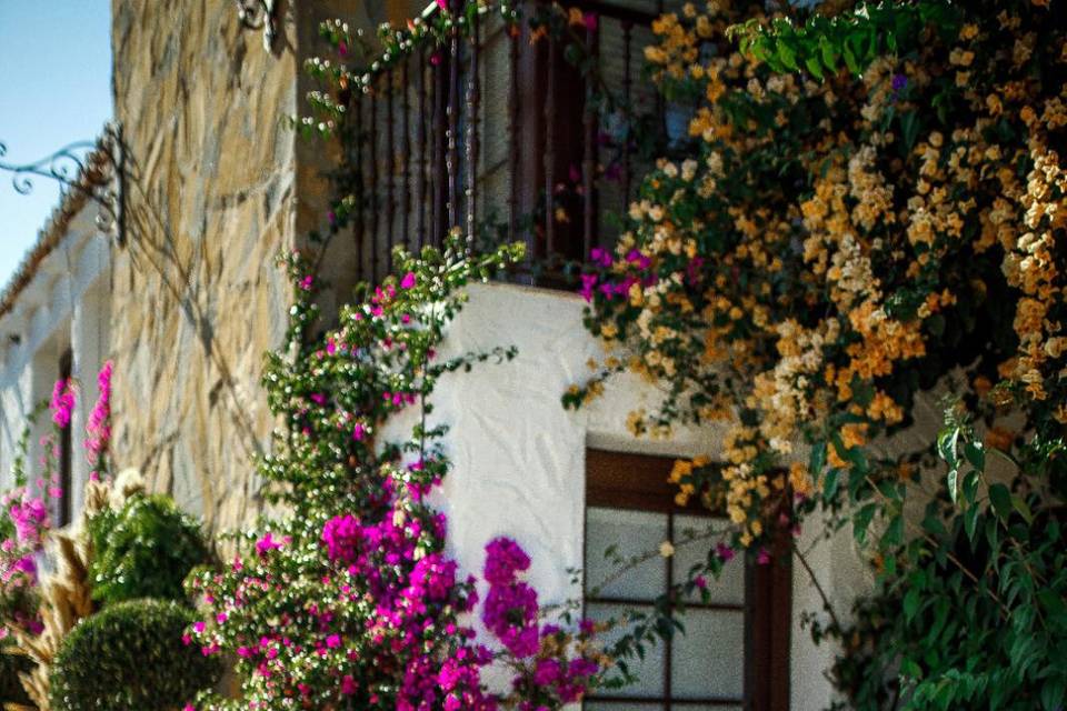 Entrada decorada con flores