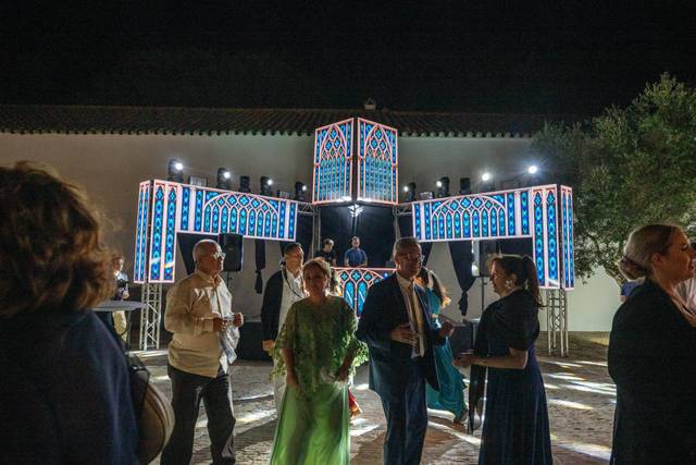 Grupo de personas en la fiesta con pantallas