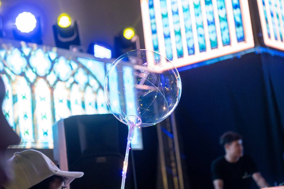 Decoraciones de fiesta y luces en primer plano