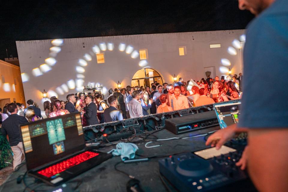 Dj mezclando música por la noche