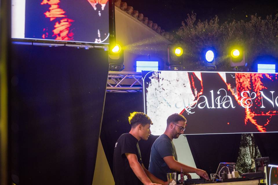 Dj y pantallas con nombres de los novios