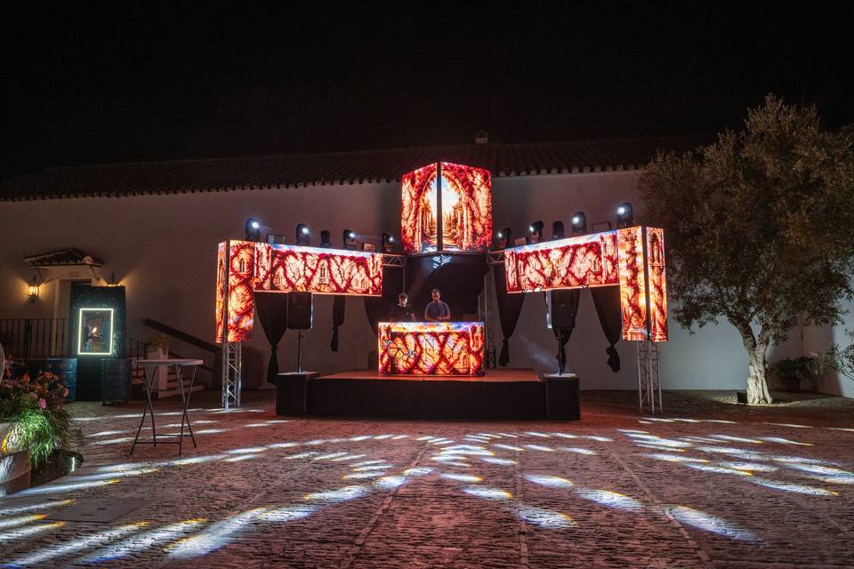 Escenario central con pantallas led rojas