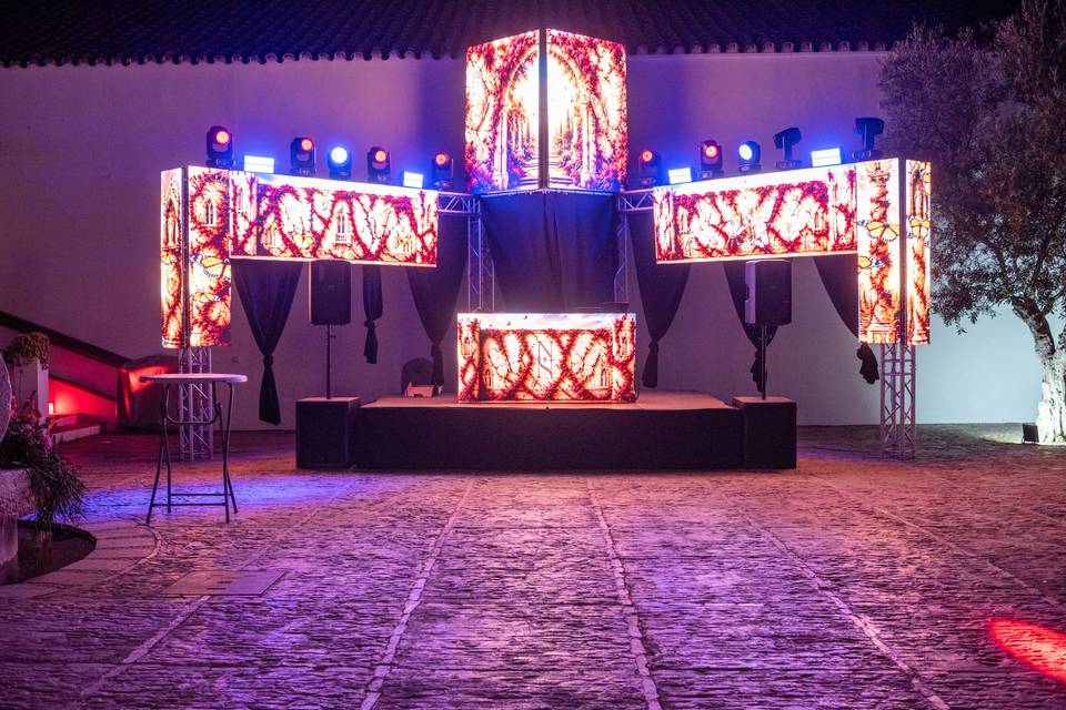 Escenario con pantallas led en el patio