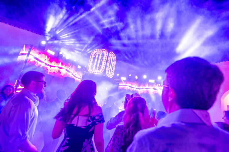 Gente bailando con iluminación azul de escenario