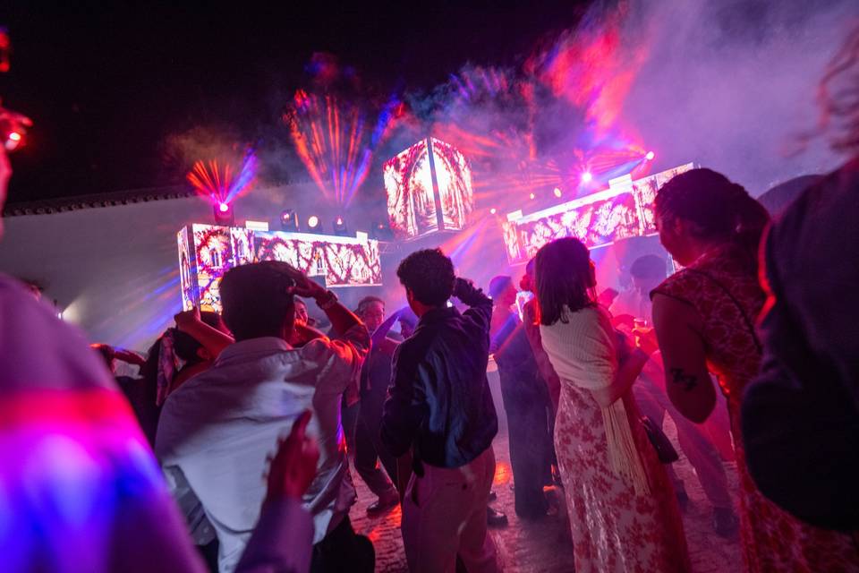 Gente de fiesta con luces rosas y moradas