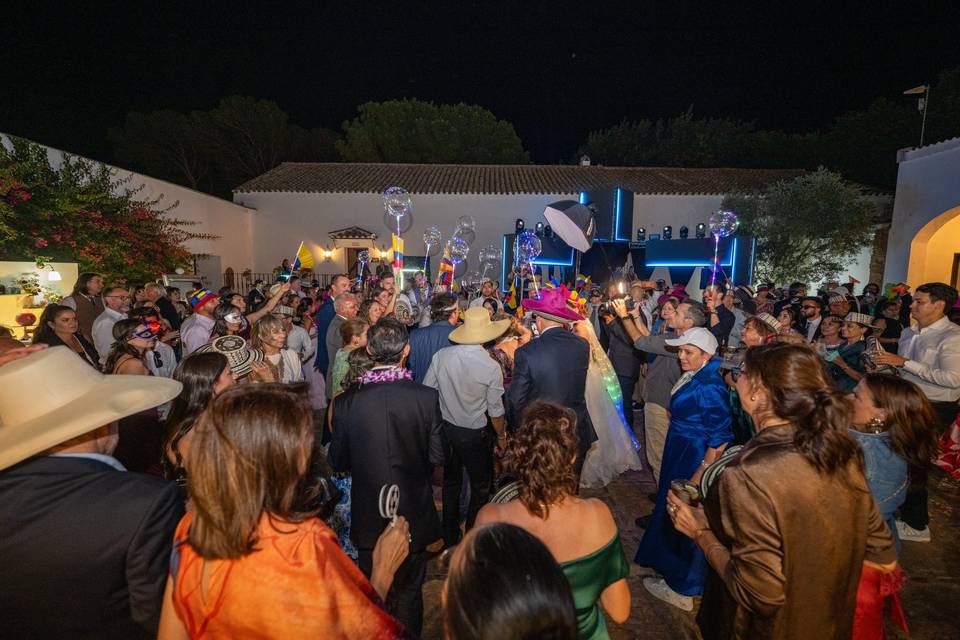 Gran multitud de invitados en un patio