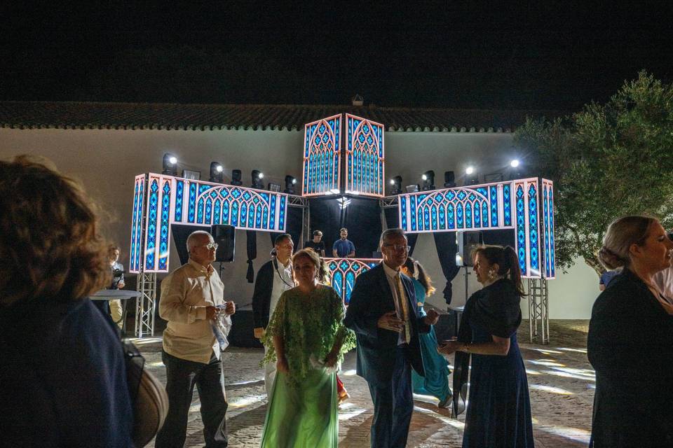 Grupo de personas en la fiesta con pantallas