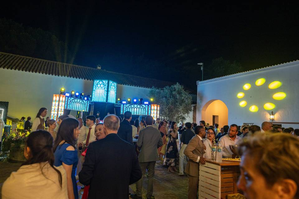 Invitados disfrutando de la fiesta al aire libre