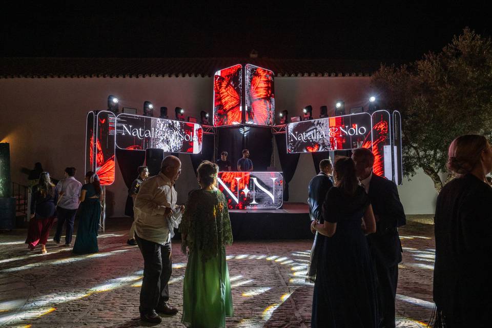 Invitados frente al escenario iluminado