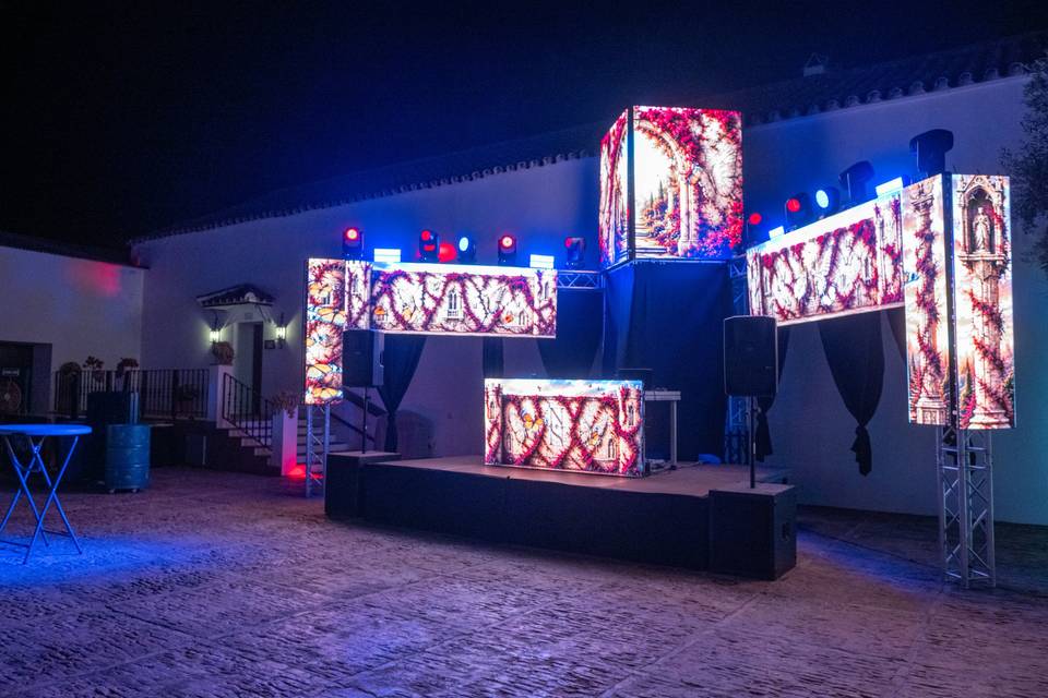 Montaje de escenario con múltiples pantallas led