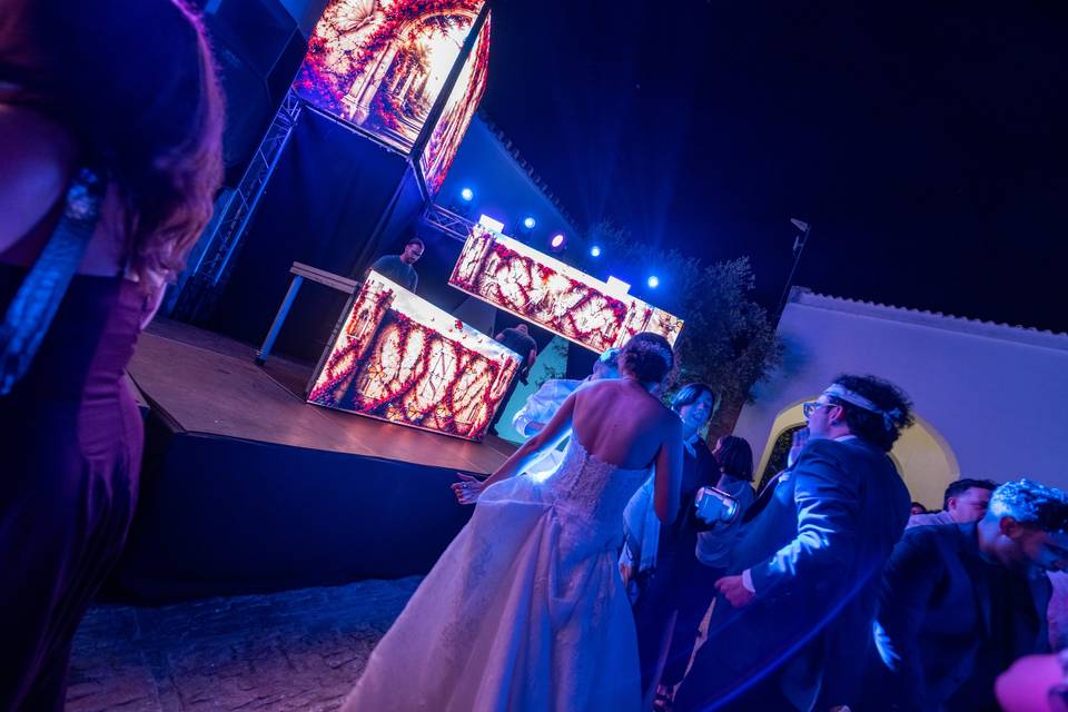 Novios bailando frente a las pantallas