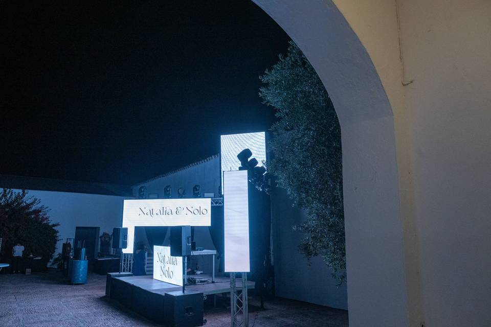 Pantalla led vertical alta por la noche