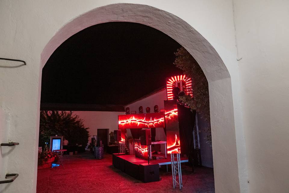 Pantallas led rojas vistas desde un arco
